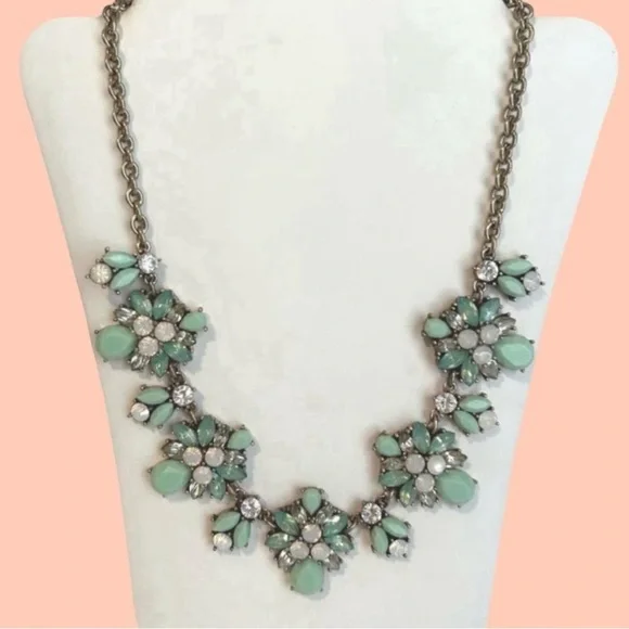 2/$30 π
’π
π
π
π» Elegant Floral Necklace in Green and Silver - Picture 6 of 9
